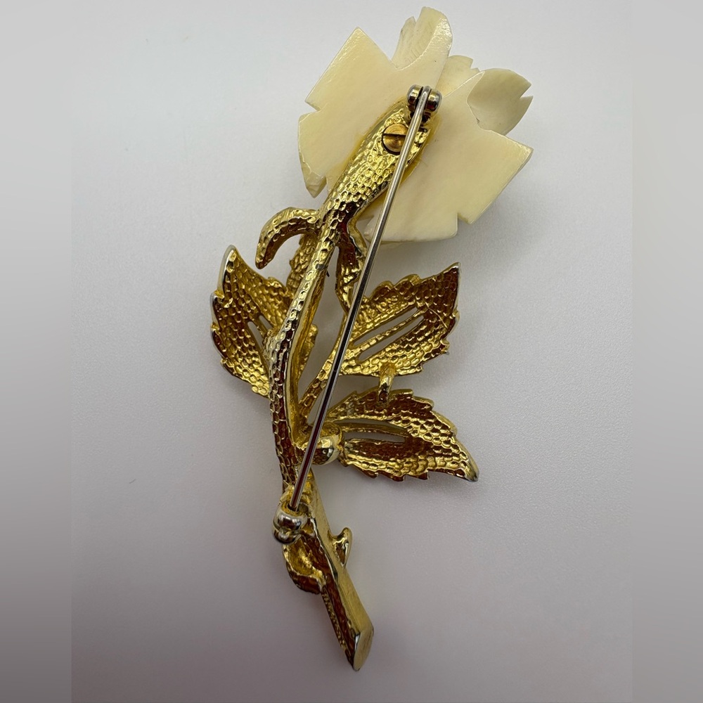 Elegant Gold and Cream Rose Brooch - Picture 3 of 8
